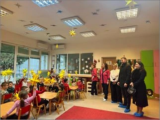 Дечињата се подготвуваат за Бадниковите поворки 25 12 2025