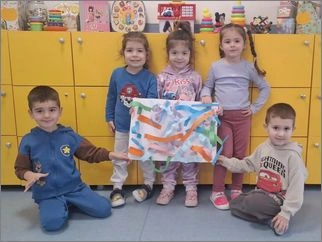 Decata Niz Boite Se Izrazuvaat Ljubov Daruvaat